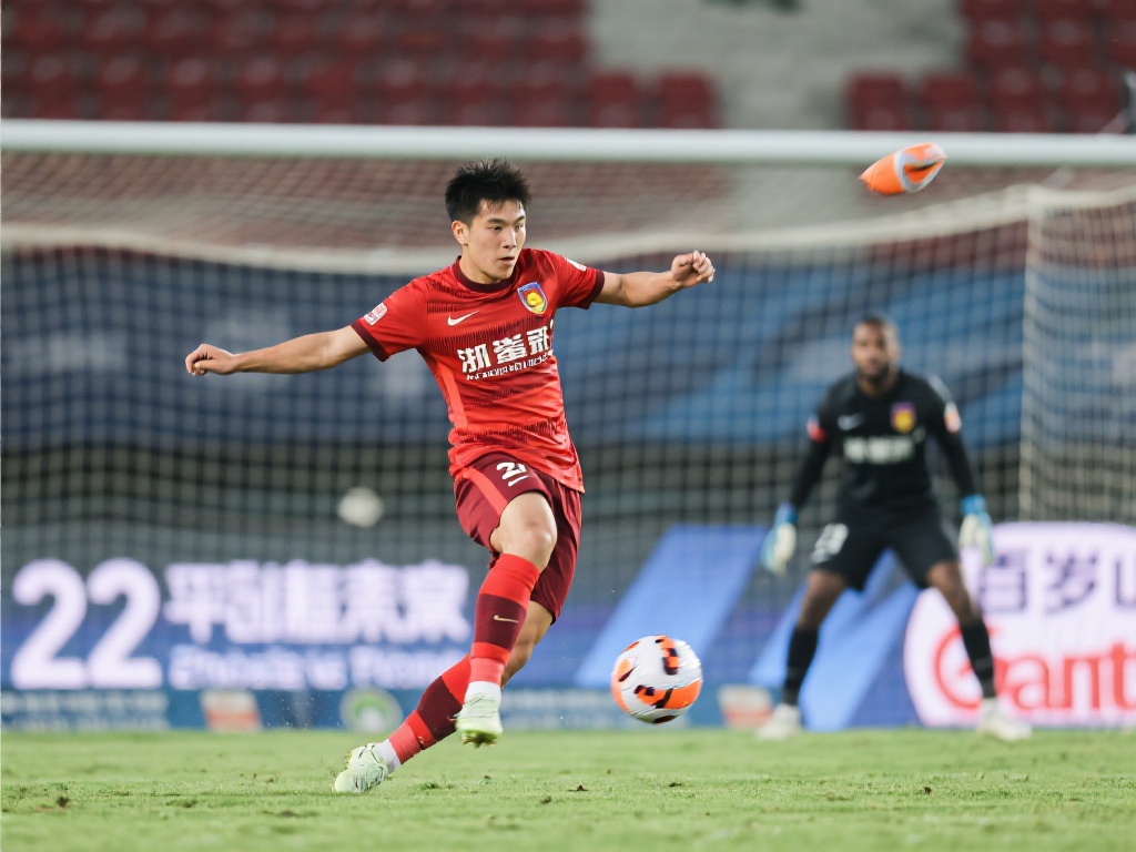 布彭扎助攻童磊破门,浙江2-0稳固胜势 接到布彭扎的传中后,童磊在禁区内展现了极