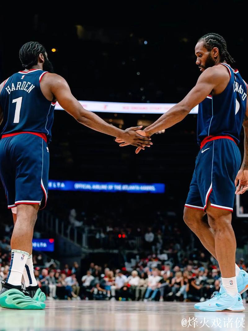 莱昂纳德26+8 哈登19分 快船上演19分大逆转击败缺兵少将的活塞